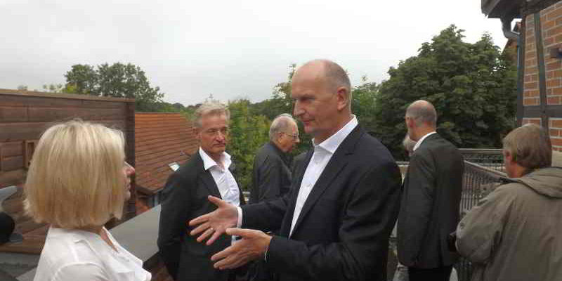 Ministerpräsident Dietmar Woidke im Spreewaldressort „Seinerzeit“ in Schlepzig- im Gespräch mit der Geschäftsführerin Susanne Du Chesne.