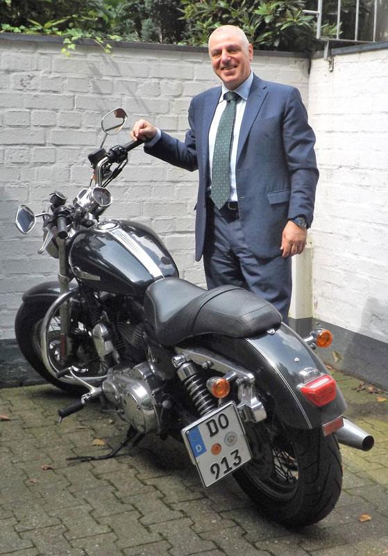 Konsul Giordani mit seiner Harley Davidson