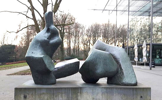 "Große Liegende Nr. 5" von Henry Moore vor dem Ruhrfestspielhaus Recklinghausen