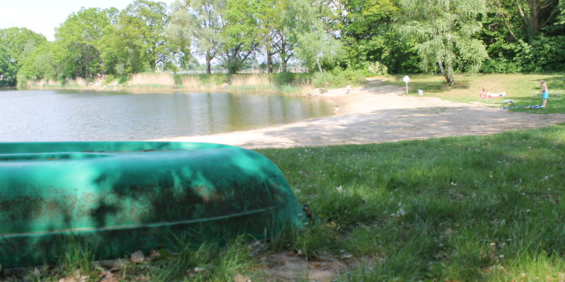 Mahlower See mit Boot im Vordergrund