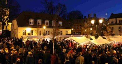 Teltower Weihnachtsmarkt mit Ständen auf dem Marktplatz vor dem Rathaus