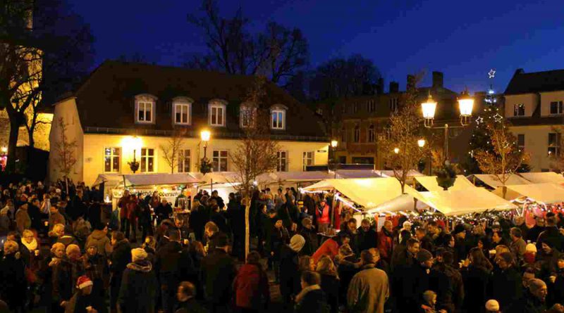 Teltower Weihnachtsmarkt mit Ständen auf dem Marktplatz vor dem Rathaus