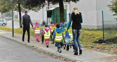 Kinder mit Erziehern beim Spaziergang