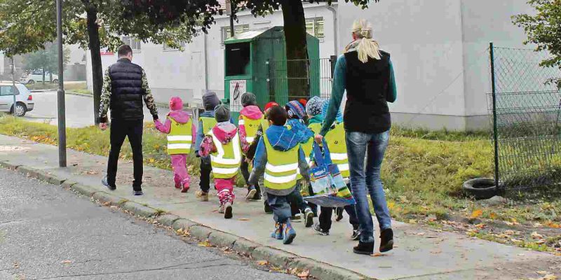 Kinder mit Erziehern beim Spaziergang
