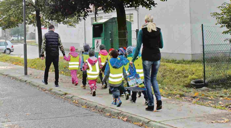 Kinder mit Erziehern beim Spaziergang