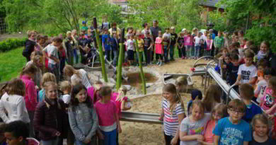 Kinder der Stahnsdorfer Kindertagesstätte „Lindenhof-Hort“ weihten ihre neue Wasserspielanlage ein