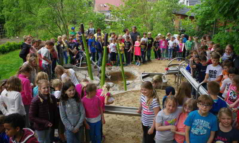 Kinder der Stahnsdorfer Kindertagesstätte „Lindenhof-Hort“ weihten ihre neue Wasserspielanlage ein