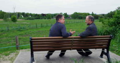 Gemeindevertreter Christian Kümpel und seine Familie sponserten eine Sitzbank in der Parkallee und hoffen auf eine rege Nutzung