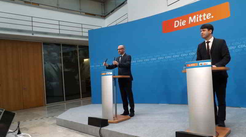 Die Landtagswahl in Schleswig-Holstein und Reaktionen von Politikern werden beschrieben.