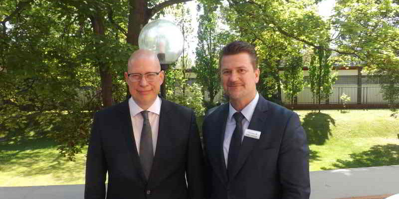 Der Besuch in Berlin und Potsdam einer Manager-Delegation aus Usbekistan wird beschrieben.