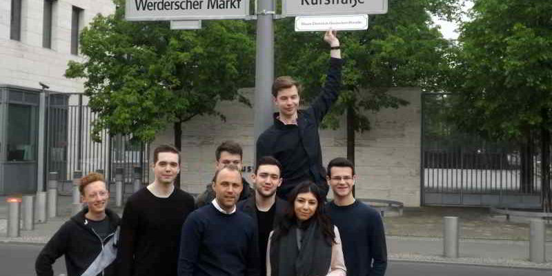 Die JuLis Berlin-Mitte fordern, die Kurstraße am Werderschen Markt (Auswärtiges Amt) in Hans-Dietrich-Genscher-Straße umzubenennen.