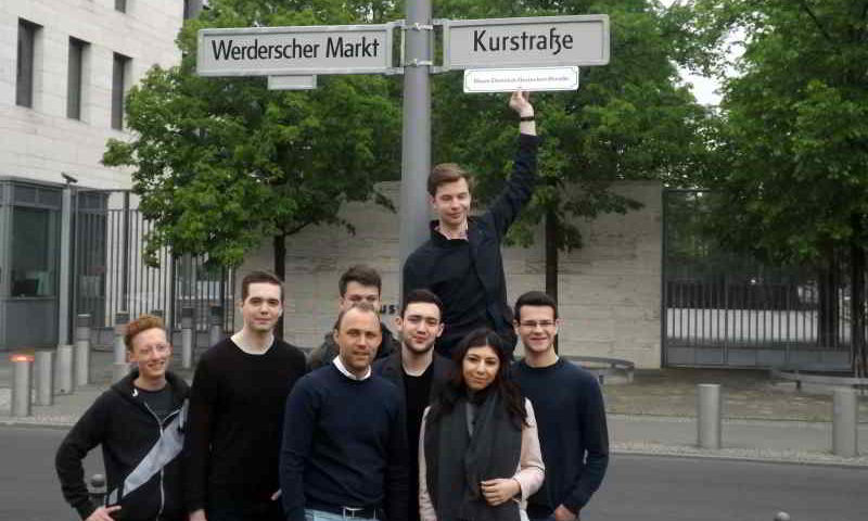 Die JuLis Berlin-Mitte fordern, die Kurstraße am Werderschen Markt (Auswärtiges Amt) in Hans-Dietrich-Genscher-Straße umzubenennen.