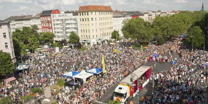 Karneval der Kulturen: Mehr U-Bahnen, Sperrungen auf Buslinien
