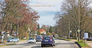 Die Potsdamer Allee in Stahnsdorf soll bald zwei statt bisher vier Spuren haben. Massive Kritik der Anwohner bewirkte eine Änderung der Baupläne.