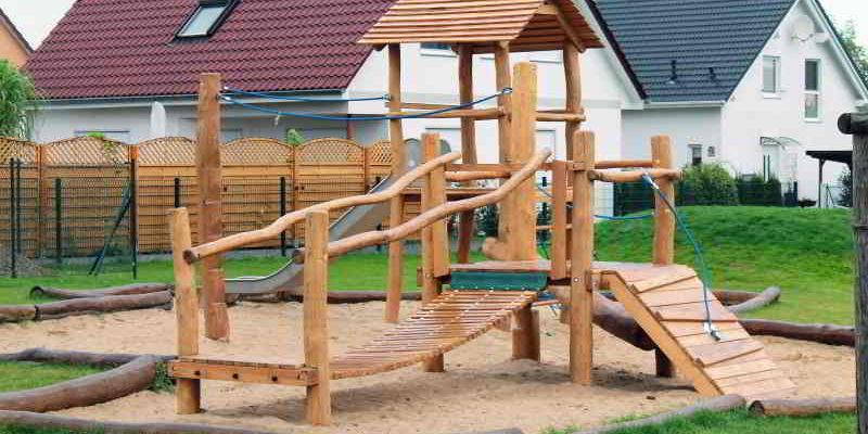 Brandenburg: Förderprogramm „Spiel.Platz“ unterstützt Bau, Sanierung und Instandhaltung von Spielplätzen in amtsfreien Gemeinden mit unter 15.000 Einwohnern.