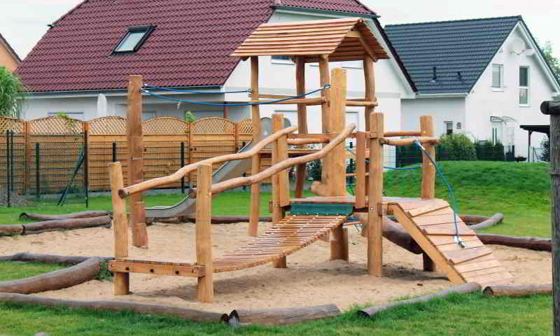 Brandenburg: Förderprogramm „Spiel.Platz“ unterstützt Bau, Sanierung und Instandhaltung von Spielplätzen in amtsfreien Gemeinden mit unter 15.000 Einwohnern.
