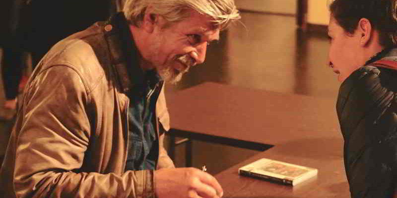 Eine Lesung in Berlin des norwegischen Autors Karl Ove Knausgard wird beschrieben.
