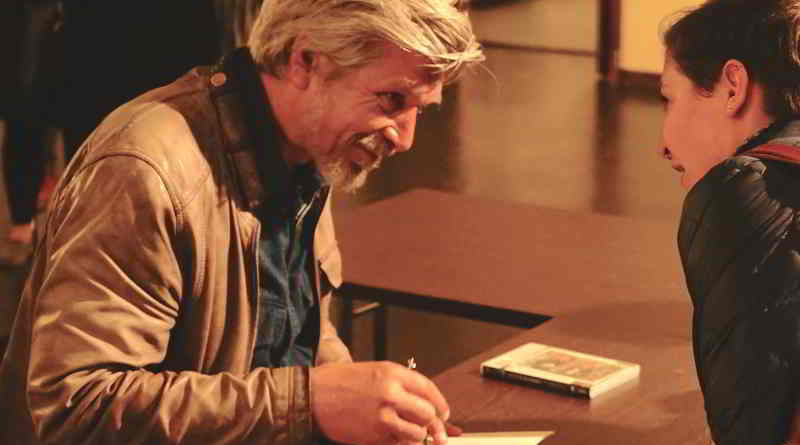 Eine Lesung in Berlin des norwegischen Autors Karl Ove Knausgard wird beschrieben.