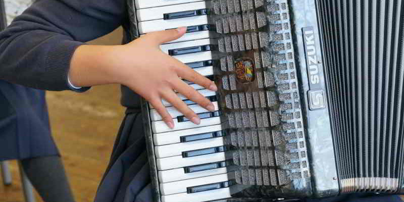 Maralda Thon: Akkordeonmusik der Meisterklasse im Bürgertreffpunkt Bahnhof Lichterfelde West in Berlin Steglitz am 07. Juni um 15:00 Uhr.