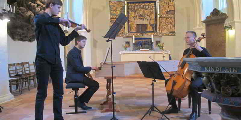 Im Rahmen der Aktion " Musikschulen öffnen Kirchen" gibt es am 11. Juni um 18:00 Uhr die "Barocken Töne" in der Dorfkirche Kleinmachnow bei freiem Eintritt.