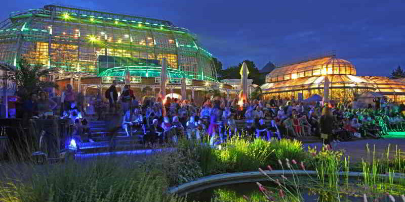Die besonders große Nachfrage im Vorverkauf der Botanischen Nacht im Botanischen Garten Berlin brachte den Veranstalter, die Arbeitsgemeinschaft Schlösser und Gärten, dazu, in diesem Jahr erstmalig eine zweite Botanische Nacht mit identischem Programm zu terminieren. Am Freitag (neu) und Samstag, den 21. und 22. Juli, können sich die Besucherinnen und Besucher unter dem neuen Veranstaltungsmotto „Magische Naturwelten“ auf eine märchenhafte Reise begeben.