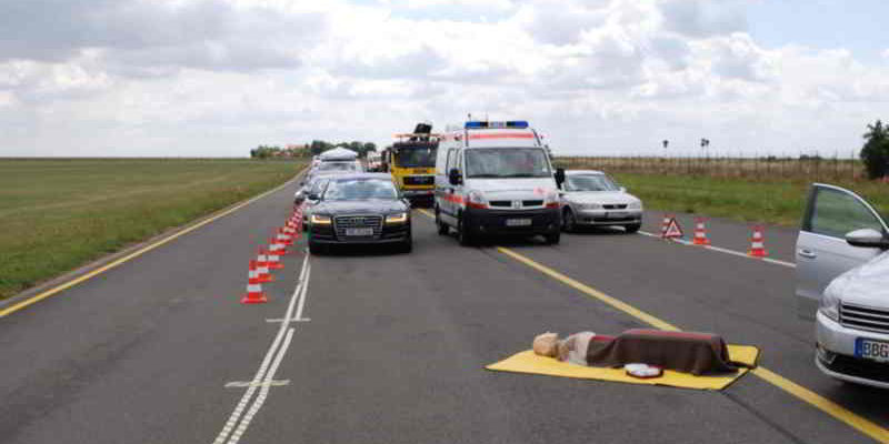 Jede Sekunde zählt bei einem Rettungseinsatz. Das DRK erklärt, was bei einer Rettungsgasse laut Straßenverkehrsordnung zu beachten ist.