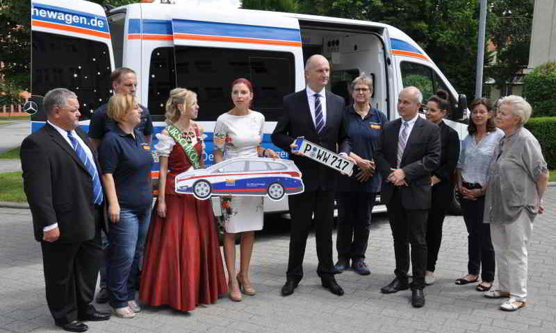 Woidke und Golze unterstützen den Wünschewagen in Brandenburg und übergaben einen neuen Begleitwagen an den Landesvorsitzenden Thomas Schmidt.