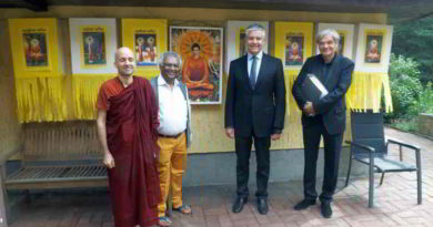 Der Besuch des Reinickendorfer Bundestagsabgeordneten Dr. Frank Steffel (CDU) im Buddhistischen Haus in Frohnau wird beschrieben.