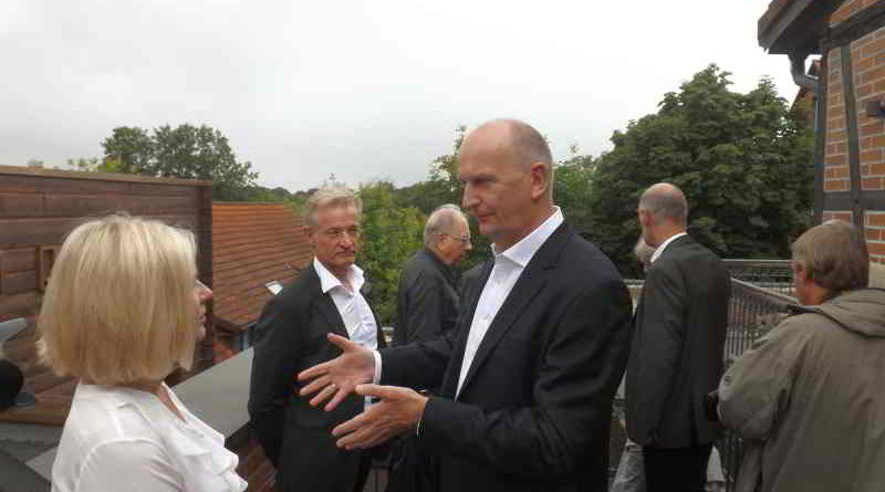 Ministerpräsident Dietmar Woidke im Spreewaldressort „Seinerzeit“ in Schlepzig- im Gespräch mit der Geschäftsführerin Susanne Du Chesne.