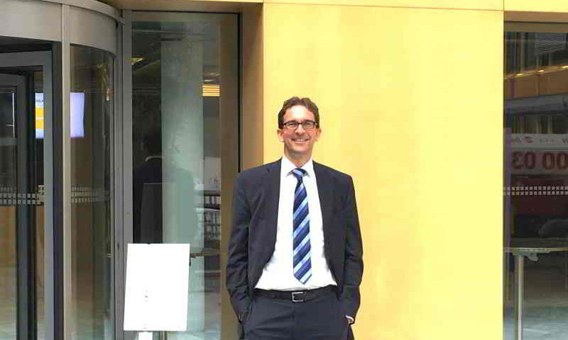 Der Pankower FDP-Parlamentarier Florian Swyter wird an seinem Arbeitsplatz, der BDA, vorgestellt.
