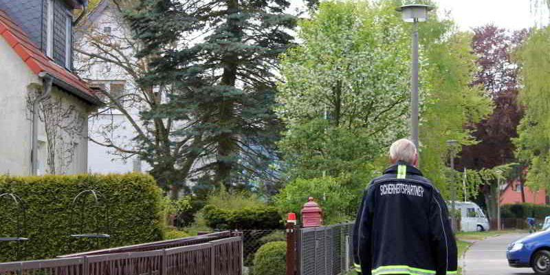 Zur Verstärkung hat sich die Polizei Kleinmachnow die Sicherheitspartner ins Boot geholt, um im Umfeld der Grundschulen für die Schulwegsicherung zu sorgen.