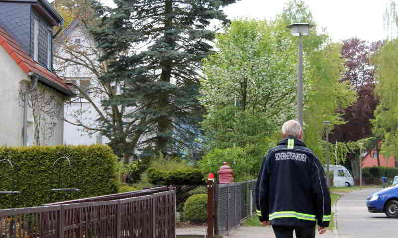 Zur Verstärkung hat sich die Polizei Kleinmachnow die Sicherheitspartner ins Boot geholt, um im Umfeld der Grundschulen für die Schulwegsicherung zu sorgen.