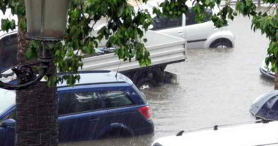 Durch Unwetter können an Häusern, Wohnungseinrichtung und Autos hohe Schäden entstehen. Für einige davon kommen Wohn­gebäude-, Hausrat- oder Kfz-Versicherung auf. Die Verbraucherzentrale Brandenburg erklärt, welche Versicherung wofür aufkommt und welcher Versicherungsschutz sinnvoll ist.