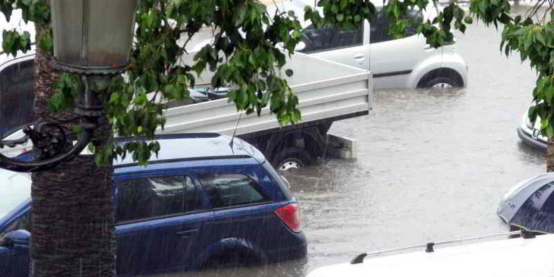 Durch Unwetter können an Häusern, Wohnungseinrichtung und Autos hohe Schäden entstehen. Für einige davon kommen Wohn­gebäude-, Hausrat- oder Kfz-Versicherung auf. Die Verbraucherzentrale Brandenburg erklärt, welche Versicherung wofür aufkommt und welcher Versicherungsschutz sinnvoll ist.