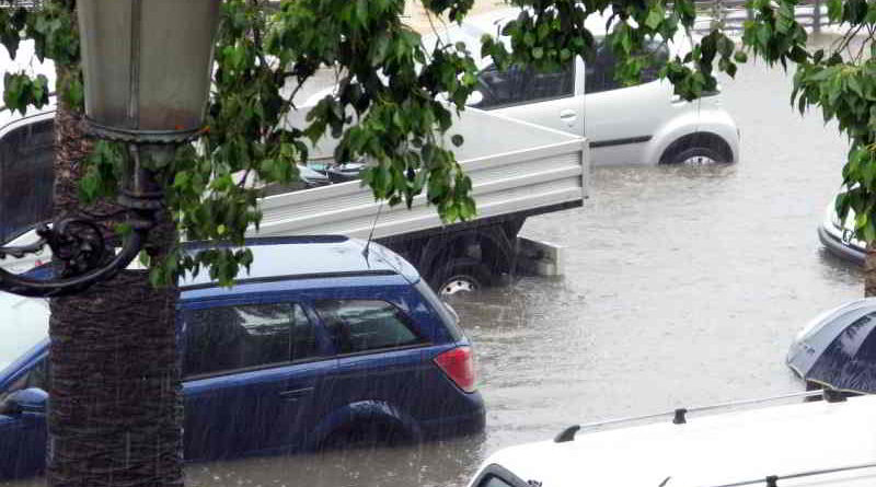 Durch Unwetter können an Häusern, Wohnungseinrichtung und Autos hohe Schäden entstehen. Für einige davon kommen Wohn­gebäude-, Hausrat- oder Kfz-Versicherung auf. Die Verbraucherzentrale Brandenburg erklärt, welche Versicherung wofür aufkommt und welcher Versicherungsschutz sinnvoll ist.