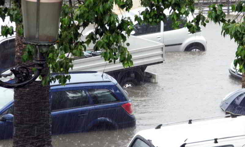 Durch Unwetter können an Häusern, Wohnungseinrichtung und Autos hohe Schäden entstehen. Für einige davon kommen Wohn­gebäude-, Hausrat- oder Kfz-Versicherung auf. Die Verbraucherzentrale Brandenburg erklärt, welche Versicherung wofür aufkommt und welcher Versicherungsschutz sinnvoll ist.