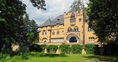 Jeden dritten Sonntag um 14:00 Uhr bietet der Heimatverein Kleinmachnow wieder die Chance, die Neue Hakeburg von innen zu sehen. Die Teilnahme an der Führung ist kostenfrei. Für den Gang durch die Kellergewölbe wird eine Taschenlampe benötigt.