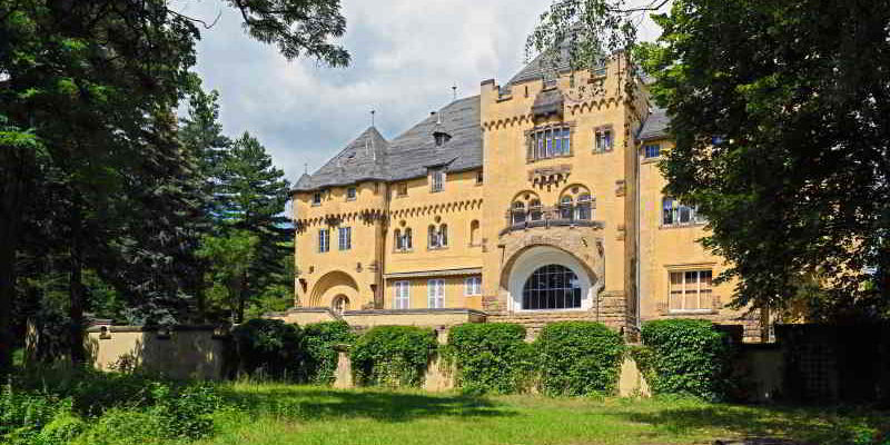 Jeden dritten Sonntag um 14:00 Uhr bietet der Heimatverein Kleinmachnow wieder die Chance, die Neue Hakeburg von innen zu sehen. Die Teilnahme an der Führung ist kostenfrei. Für den Gang durch die Kellergewölbe wird eine Taschenlampe benötigt.