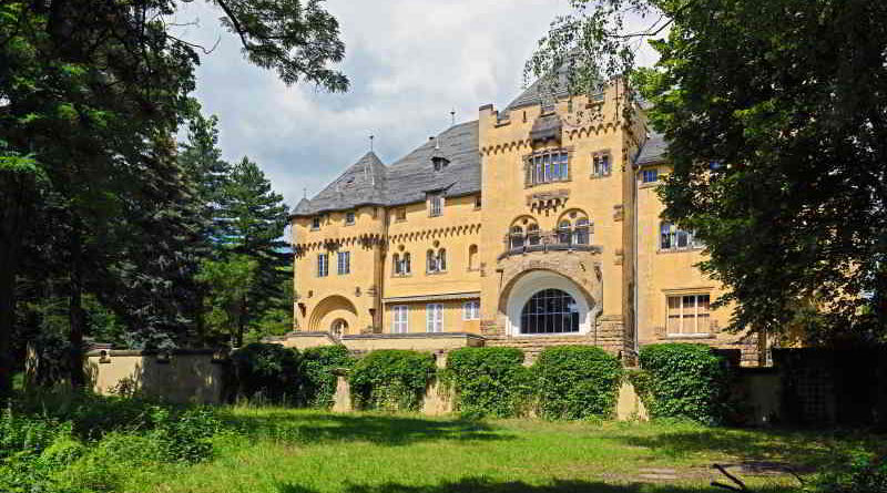 Jeden dritten Sonntag um 14:00 Uhr bietet der Heimatverein Kleinmachnow wieder die Chance, die Neue Hakeburg von innen zu sehen. Die Teilnahme an der Führung ist kostenfrei. Für den Gang durch die Kellergewölbe wird eine Taschenlampe benötigt.