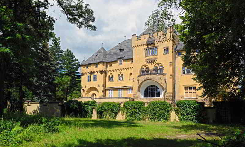 Jeden dritten Sonntag um 14:00 Uhr bietet der Heimatverein Kleinmachnow wieder die Chance, die Neue Hakeburg von innen zu sehen. Die Teilnahme an der Führung ist kostenfrei. Für den Gang durch die Kellergewölbe wird eine Taschenlampe benötigt.