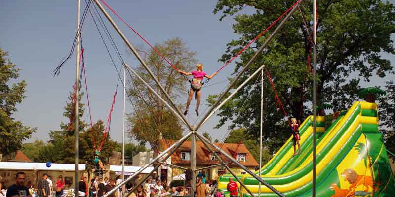 Zum 3. Stahnsdorfer Familienfest und zur Gewerbeschau lädt die Gemeindeverwaltung Stahnsdorf am 9. September von 13 bis 18 Uhr auf den Dorfplatz.