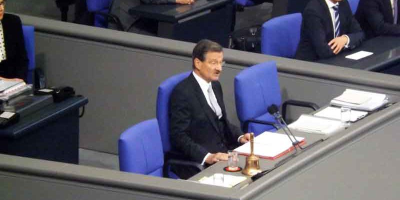 Die Verfassung sieht vor, dass sich spätestens 30 Tage nach einer Bundestagswahl der neue Bundestag zusammensetzen muss. Bis auf den letzten Tag hat man diesmal die 30-Tagefrist in Anspruch genommen.