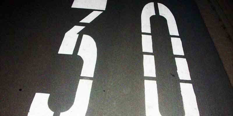 In Teltow sollen künftig Piktogramme auf Straßen in Tempo-30-Zonen an die zulässige Höchstgeschwindigkeit erinnern.