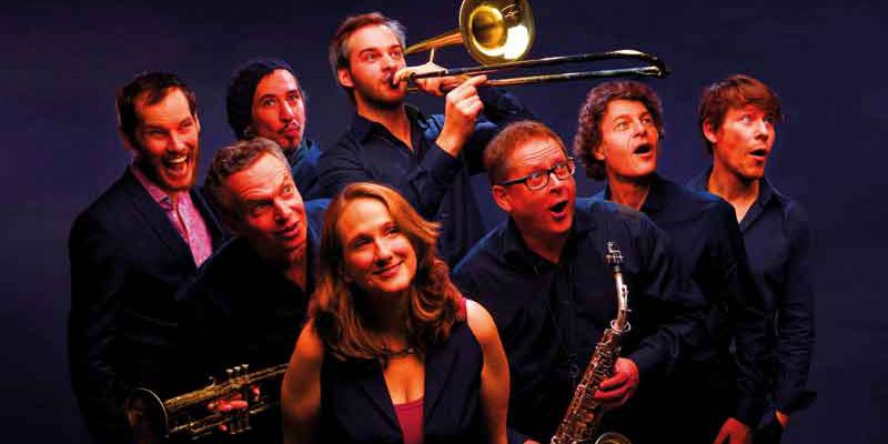 Mit Stöcken, Gesang, Posaunen, Trompeten, Saxophon und Tanz holen Eyes On Funk am 24. November im KultRaum Kleinmachnow groovige Musik auf die Bühne.