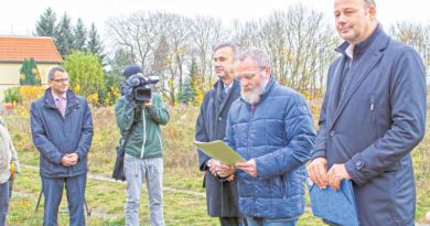 Unweit des S-Bahnhofes Teltow baut der Landkreis bis zum Schuljahr 2018/2019 eine Gesamtschule mit gymnasialer Oberstufe. Landrat konnte Ende November den offizillen Bescheid in Empfang nehmen.