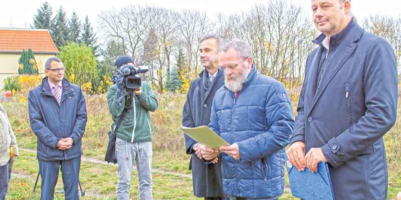Unweit des S-Bahnhofes Teltow baut der Landkreis bis zum Schuljahr 2018/2019 eine Gesamtschule mit gymnasialer Oberstufe. Landrat konnte Ende November den offizillen Bescheid in Empfang nehmen.