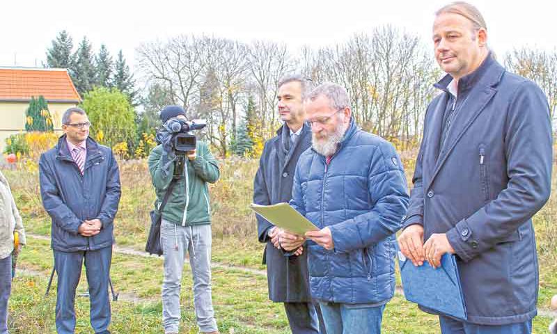 Unweit des S-Bahnhofes Teltow baut der Landkreis bis zum Schuljahr 2018/2019 eine Gesamtschule mit gymnasialer Oberstufe. Landrat konnte Ende November den offizillen Bescheid in Empfang nehmen.