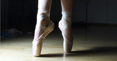 ballet-feet (Image by Jabore [CC0 Public Domian], via Pixabay