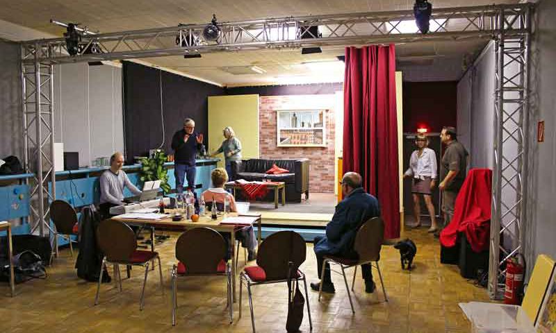 Am 1. März 2018 tritt das Kammertheater Kleinmachnow mit dem Stück Spiels nochmal Sam zum ersten Mal in den Neuen Kammerspielen auf.