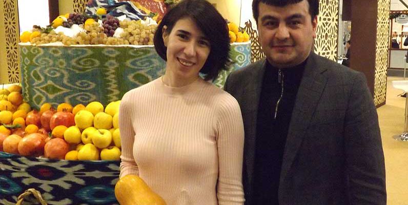 Hulkar Kurbanova und ihr Kollege am Usbekischen Messestand